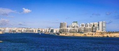 Malta Valletta. Modern Sliema çok katlı binalar, mavi deniz ve gökyüzü arka plan