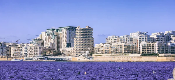 Malta Valletta. Moderne Sliema meerdere verdiepingen gebouwen, blauwe zee en hemel achtergrond — Stockfoto