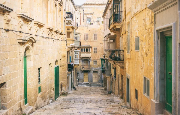 Malta, Valletta. Rua estreita tradicional com escadas no centro da cidade — Fotografia de Stock