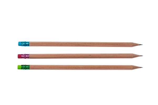 Три карандаша с розовыми, зелеными и голубыми ластиками изолированы на белом фоне, вид сверху — стоковое фото