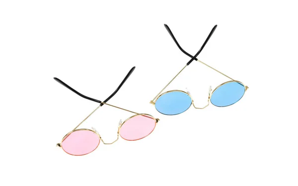 Dois pares de óculos de sol, azul e rosa, isolados sobre fundo branco — Fotografia de Stock