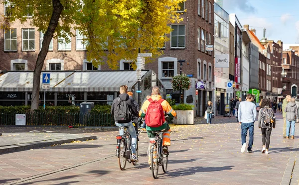 Zicht op mensen op fietsen, Eindhoven Nederland. — Stockfoto