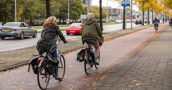 View of people riding bicycles, Rotterdam Netherlands. — Stock Photo, Image