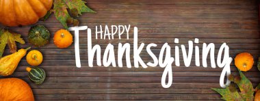 Mutlu Şükran Günü düzlüğü rengarenk balkabaklarıyla ve kırsal ahşap arka planda meyvelerle