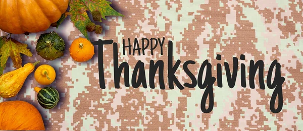 Feliz Acción de Gracias plana con calabazas de colores y frutas en el ejército textil patrón digital — Foto de Stock