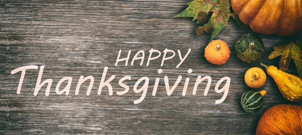 Happy Thanksgiving flat lay con calabazas de colores y frutas en madera rústica — Foto de Stock