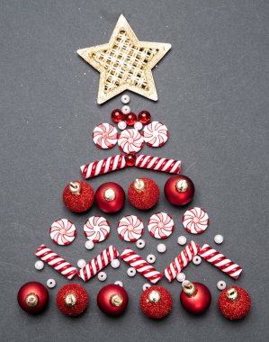 Siyah arkaplan ve üst görünüm karşısında ağaç şeklinde Xmas takıları