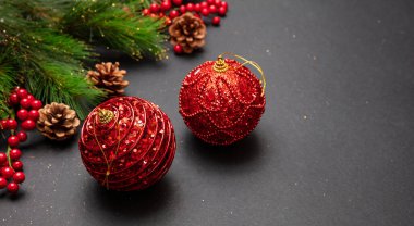 Gri siyah arkaplan ve yüksek açı karşısında Xmas parlak parlak kırmızı renk