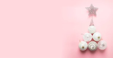 Pembe arka planda ağaç şeklinde Xmas mücevherleri, üst görünüm