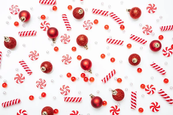 Navidad bolas y caramelos plana puesta sobre fondo blanco —  Fotos de Stock