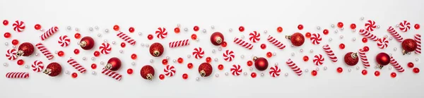 Navidad bolas y caramelos plana puesta sobre fondo blanco —  Fotos de Stock