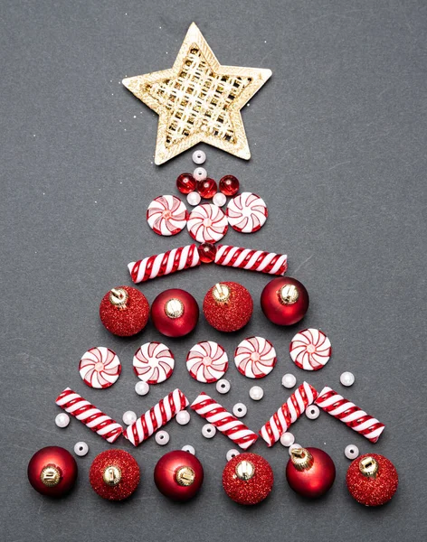 Χριστουγεννιάτικα στολίδια σε σχήμα δέντρου σε μαύρο φόντο, top view — Φωτογραφία Αρχείου