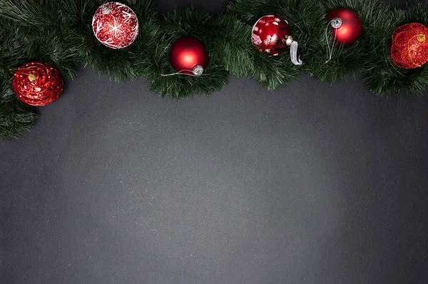 Natale bauble colore rosso lucido contro sfondo grigio nero, alto angolo — Foto Stock