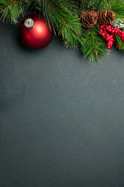 Natale bauble colore rosso lucido contro sfondo grigio nero, alto angolo — Foto Stock