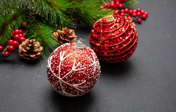 Natale bauble colore rosso lucido contro sfondo grigio nero, alto angolo — Foto Stock