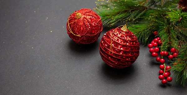 Natale bauble colore rosso lucido contro sfondo grigio nero, alto angolo — Foto Stock