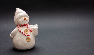 Gri arkaplanda kardan adam, boşluğu kopyala