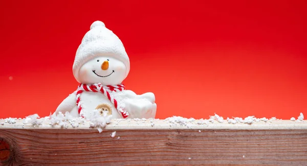 Schneemann auf rotem Hintergrund, Kopierraum — Stockfoto