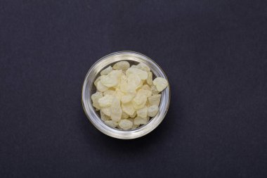 Siyah arkaplanda izole edilmiş Chios mastic gözyaşları