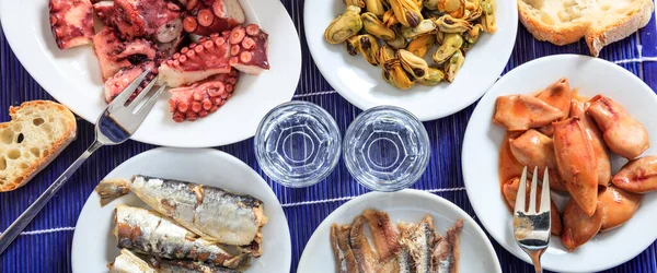 Raki, copos ouzo e aperitivos de frutos do mar fundo, vista close-up — Fotografia de Stock