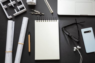 İnşaat konsepti. Konut çizimleri ve ev modeli,