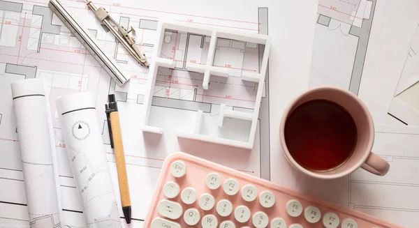 Concept de construction. Plan directeur du bâtiment résidentiel et clavier d'ordinateur rose — Photo