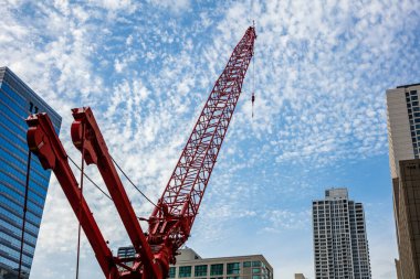 İnşaat vinci, Chicago 'da bahar günü, mavi gökyüzü..