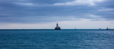 Öğleden sonra Chicago liman ışığı, mavi göl suyu ve gökyüzü arkaplanı, afiş