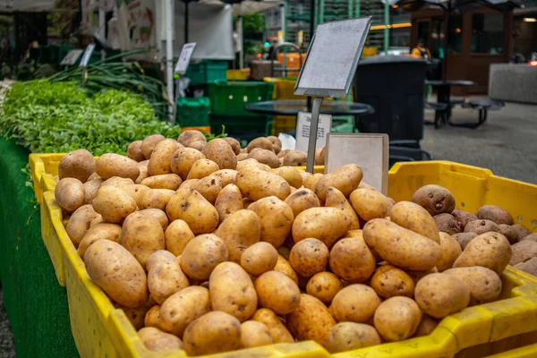 Pila di patate in una bancarella del mercato agricolo all'aperto — Foto Stock