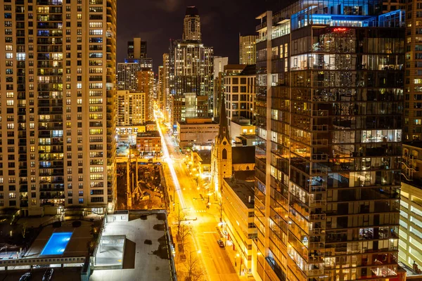Gratte-ciel et lumières de la ville dans le centre-ville de Chicago, au-dessus et vue de nuit. Illinois US , — Photo