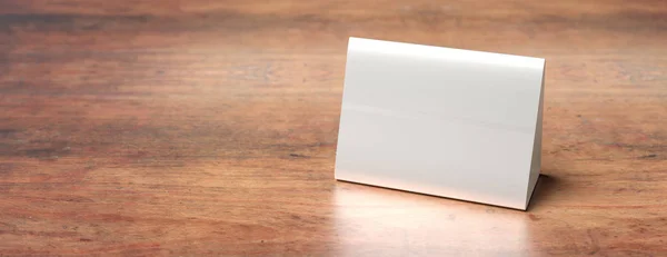 Настольный тент, зарезервированная карточка пустой знак на деревянном столе, 3d иллюстрация — стоковое фото