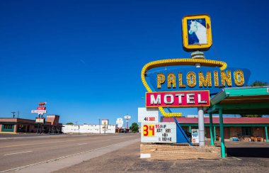 Palomino Motel tarihi, geleneksel bir zemin kat binasıdır. Tucumcari, New Mexico, ABD.