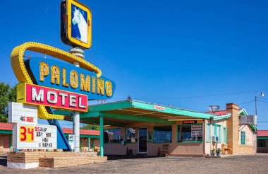 Palomino Motel tarihi, geleneksel bir zemin kat binasıdır. Tucumcari, New Mexico, ABD.