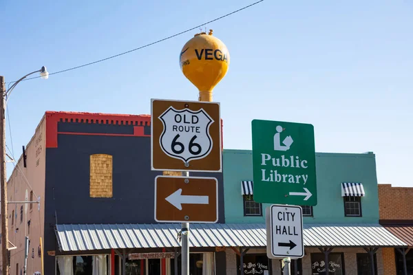 Ancienne route 66 et panneaux de la bibliothèque publique. Tucumcari, Nouveau-Mexique, États-Unis . — Photo