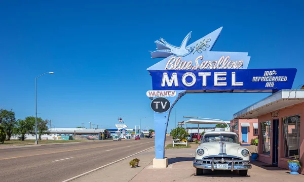 Motel Blue Swallow junto a la ruta 66 y un antiguo coche pontiac aparcado en la entrada. Tucumcari, Nuevo México, EE.UU. . —  Fotos de Stock