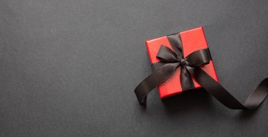 Siyah arka planda siyah kurdeleli hediye kutusu, Kara Cuma konsepti.