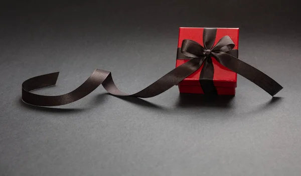 Caja de regalo con cinta negra sobre fondo negro, concepto Viernes Negro . —  Fotos de Stock