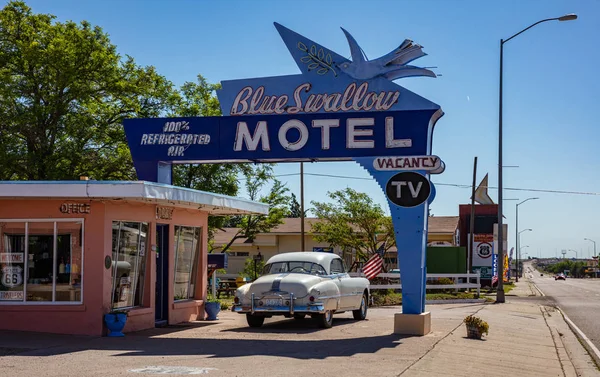 Otoyol 66 'nın yanındaki Mavi Kırlangıç Oteli ve girişe park edilmiş antika bir araba. Tucumcari, New Mexico, ABD. — Stok fotoğraf