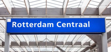 Rotterdam Centraal mavi yazı tabelası, Rotterdam merkez tren istasyonu, Hollanda