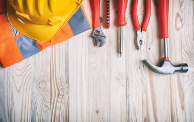 Aletler, ahşap masa, üst manzara..