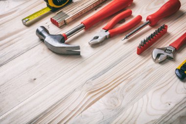 El aletleri tahta masaya ayarlandı, boşluğu kopyala