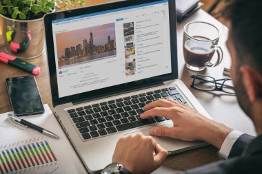 Tahta bir masadaki dizüstü bilgisayarda video kanalı ve fare imleç işaretçisi
