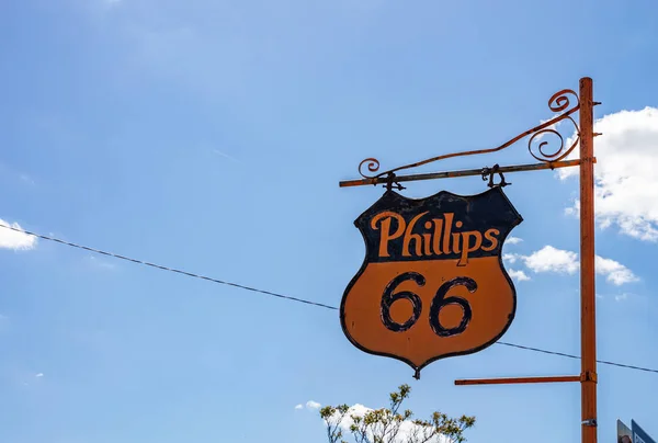 Phillips 66, direğe asılmış klasik metal levha. Amarillo, Teksas Biz. — Stok fotoğraf