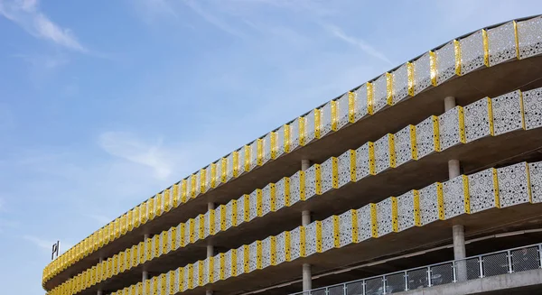 Фасад здания парковки аэропорта Эйндховена, солнечный осенний день. Голландия — стоковое фото