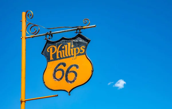 Phillips 66 Vintage-Metallschild auf gelbem Mast montiert. Amarillo, texas us. — Stockfoto