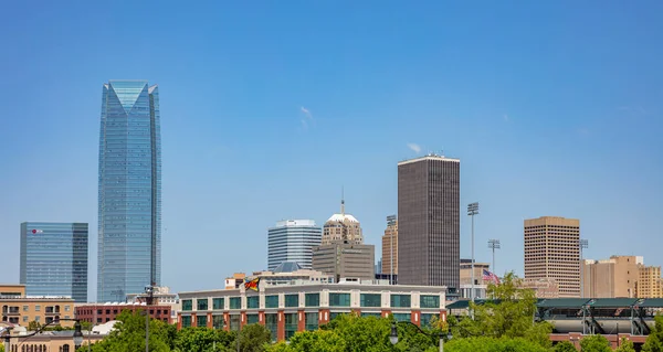 Okc City bajo el cielo azul americano. Vista panorámica. Oklahoma, EE.UU. . — Foto de Stock