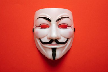 Kırmızı arkaplana karşı isimsiz maske, yakın plan görünümü