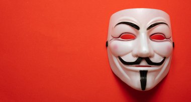 Kırmızı arkaplana karşı isimsiz maske, yakın plan görünümü