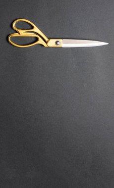 Siyah arkaplanda izole edilmiş makas altın sapı üst görünüm