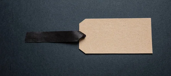 Μπεζ ανακυκλωμένη κάρτα τιμών σε μαύρο φόντο — Φωτογραφία Αρχείου